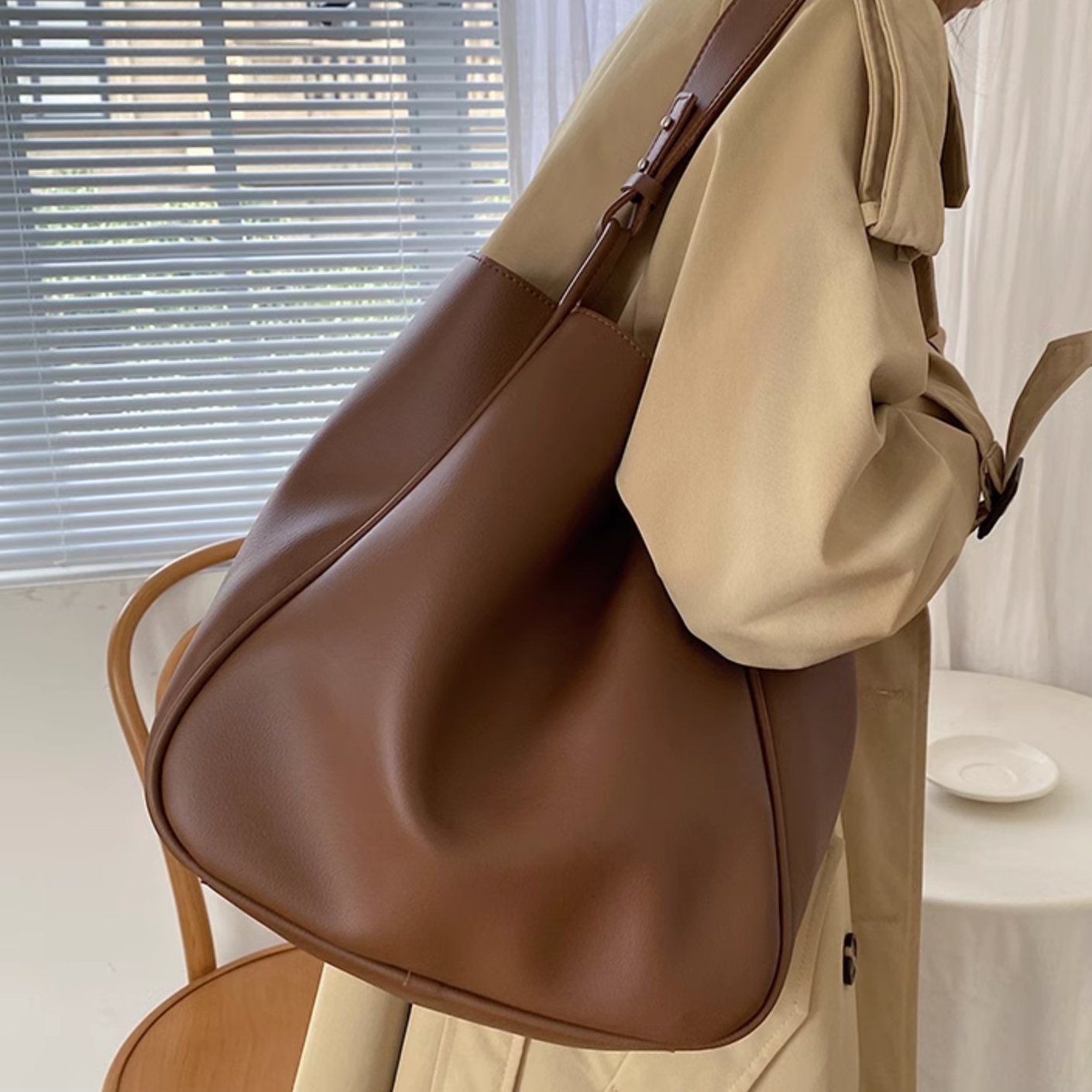 LEATHER BUTTON SHOULDER BAG - Aumori