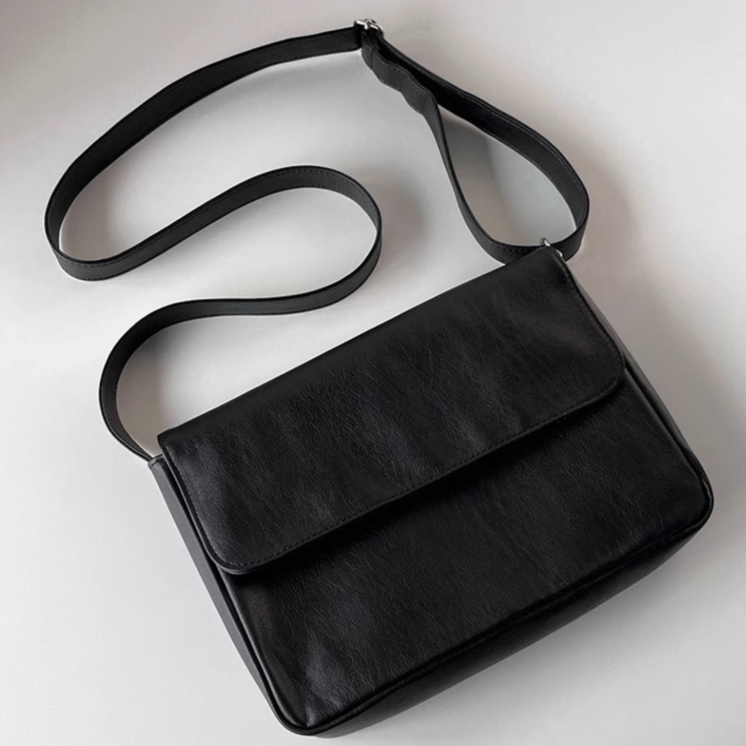 LEATHER FLAP BAG - Aumori