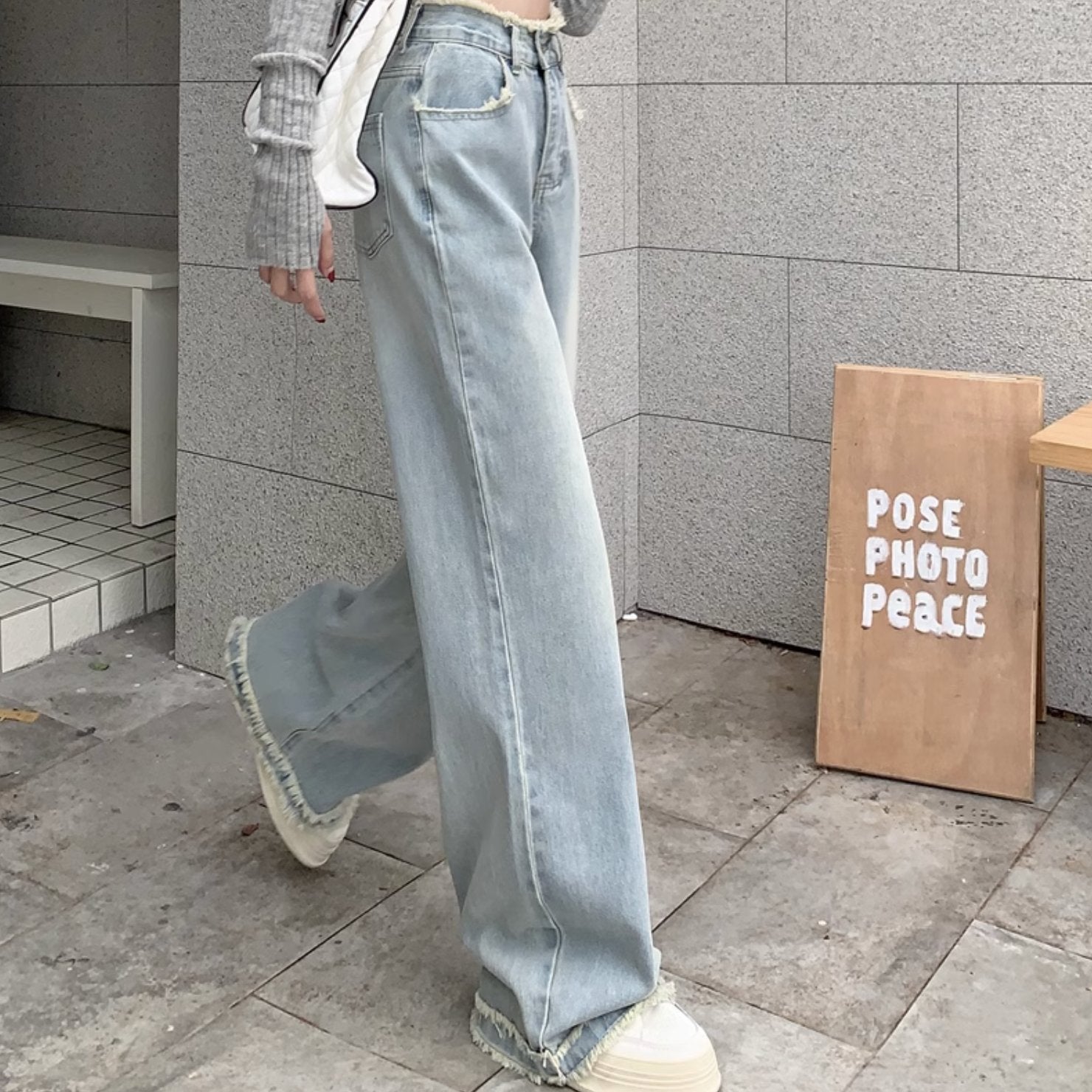 LIGHT WASH JEANS - Aumori